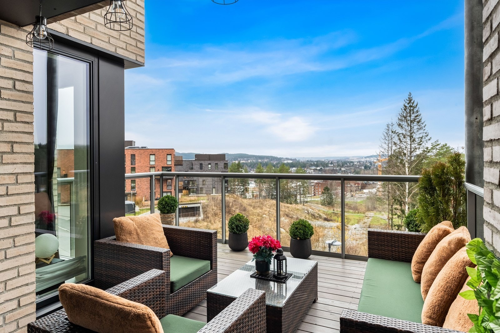 Deler av balkongen er overbygget, og det er montert utebelysning. Galleribilde