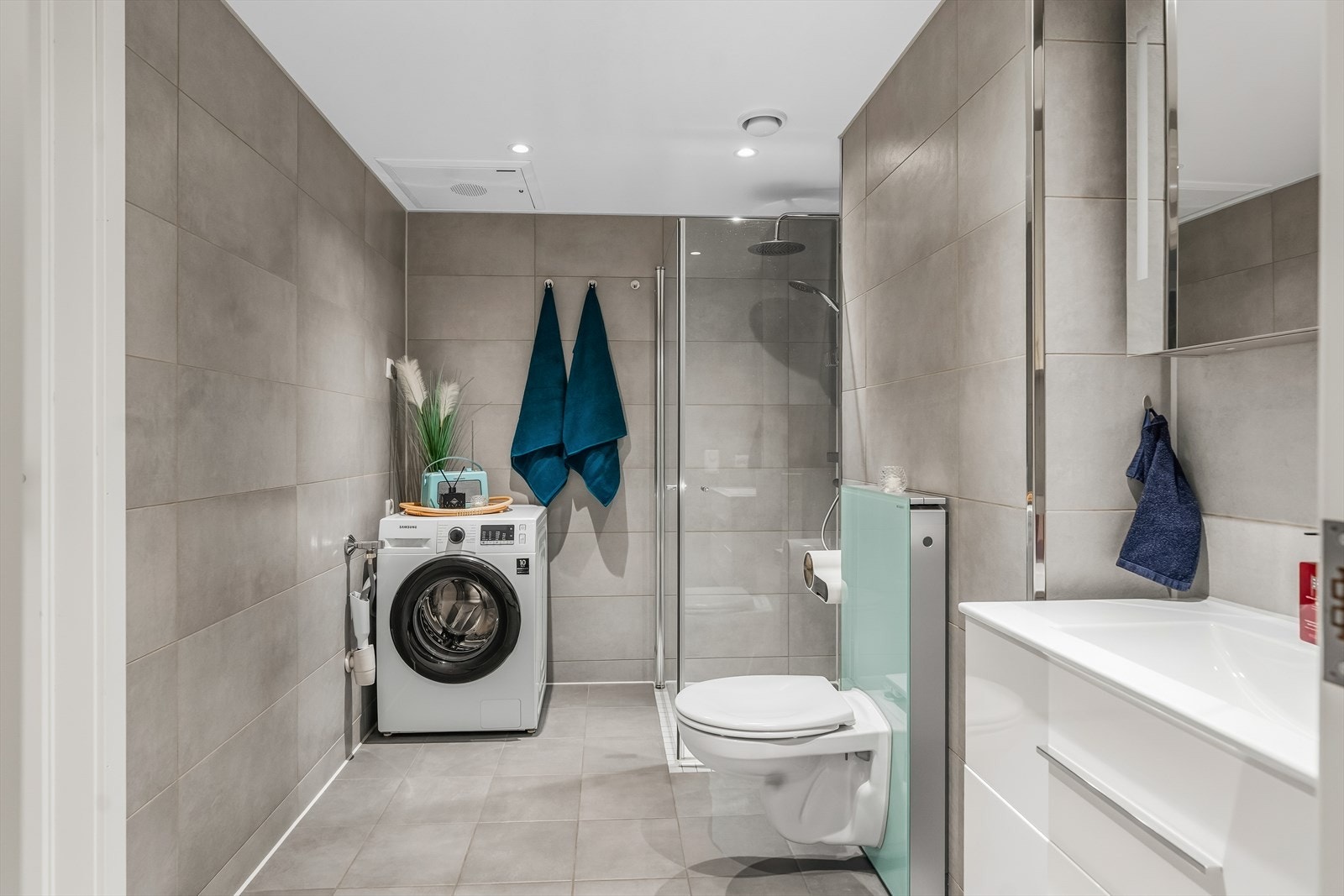 Baderommet har flislagt gulv med termostatstyrt gulvvarme, samt flissatte vegger. Galleribilde