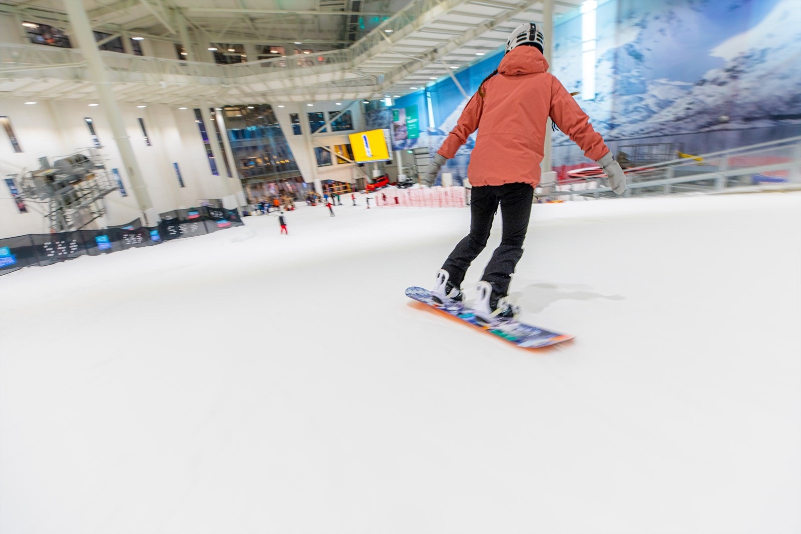 SNØ har et areal på totalt 50 000 kvm, fire alpine nedfarter, stolheis, koppheis og bånd, blåpark med bigjump med mer. Galleribilde