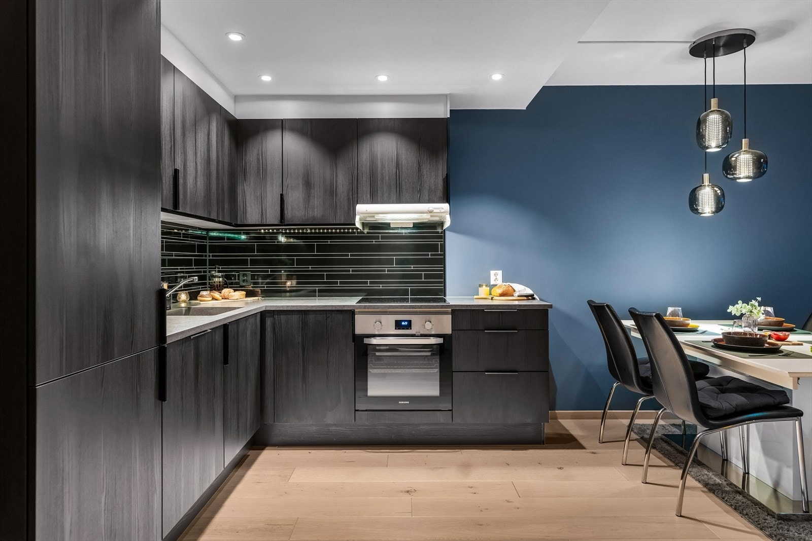 Lekker og tidsriktig HTH-kjøkken med integrerte hvitevarer. Galleribilde