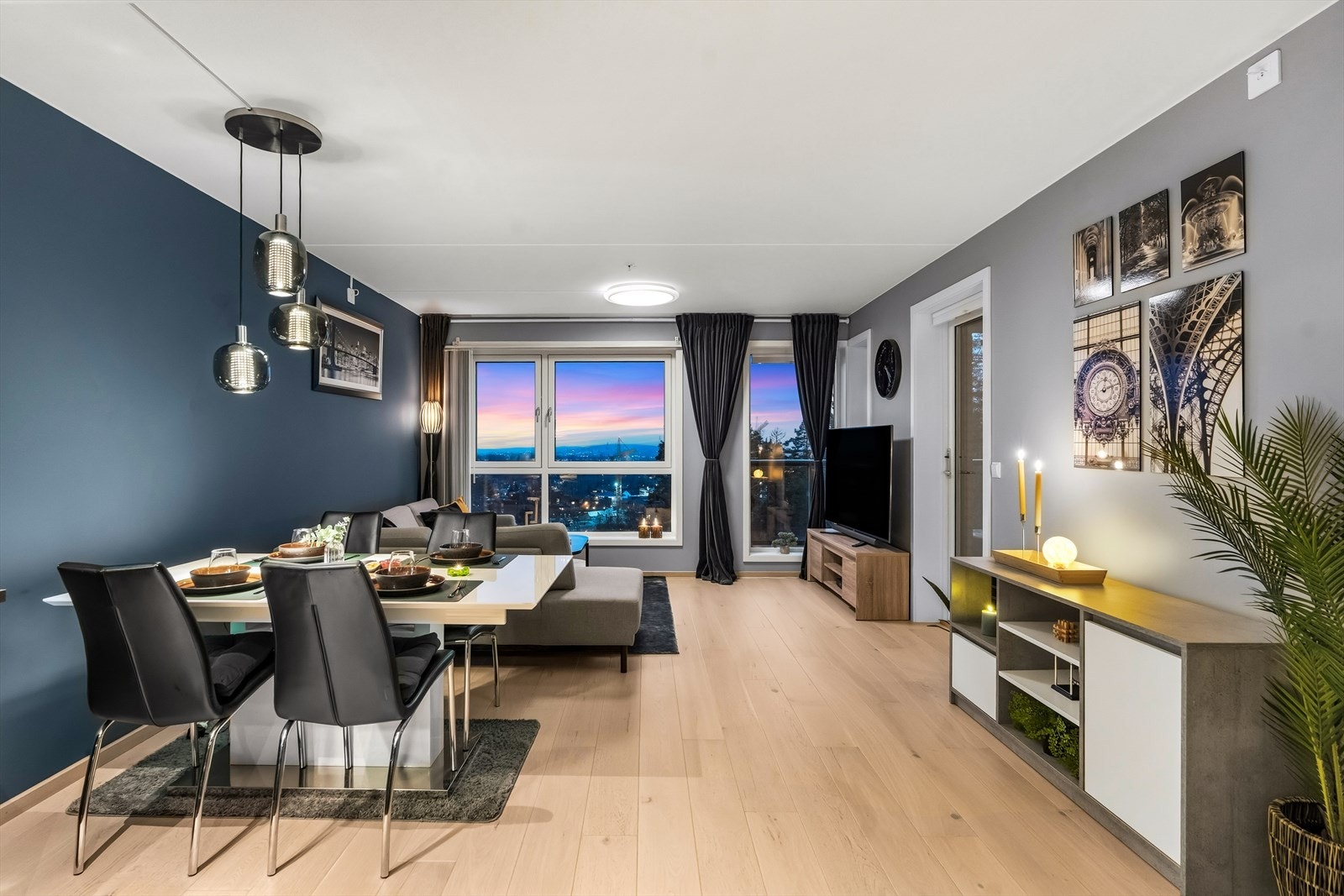 Stuen er av fin størrelse, og de store vindusflater slipper inn rikelig med naturlig lys og gir en luftig romfølelse. Galleribilde