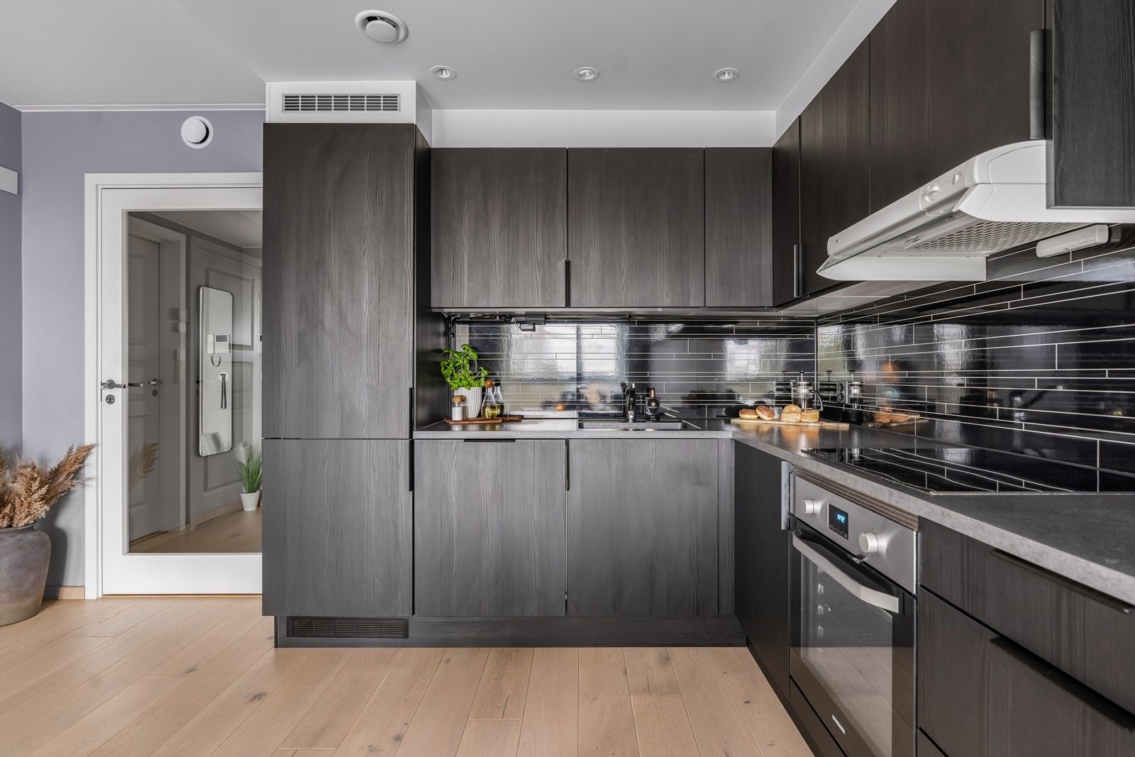 Kjøkkenet har opplegg for integrert oppvaskmaskin, 1-greps kran, platetopp, stekeovn og integrert kjøle-/fryseskap. Galleribilde