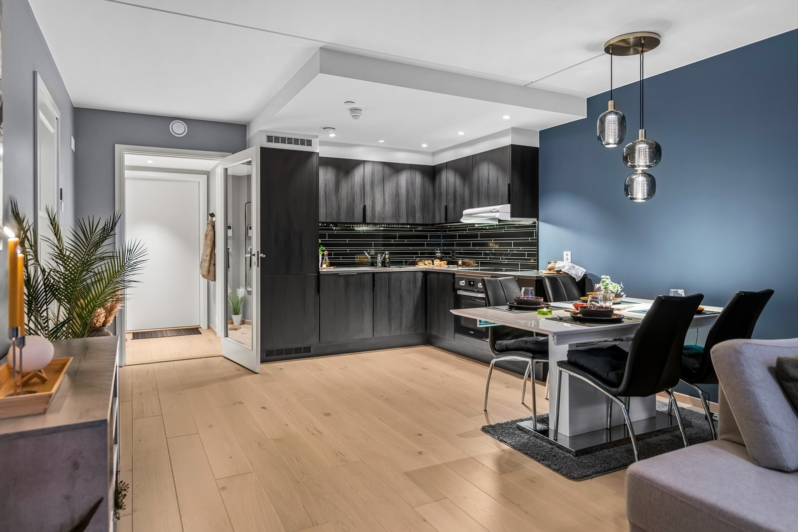 Stuen er i åpen og sosial løsning mot kjøkkenet. Galleribilde