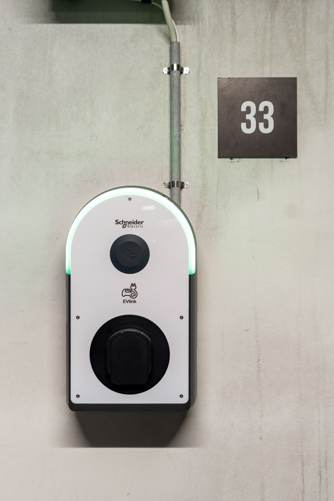 Det er montert elbillader på plassen. Galleribilde