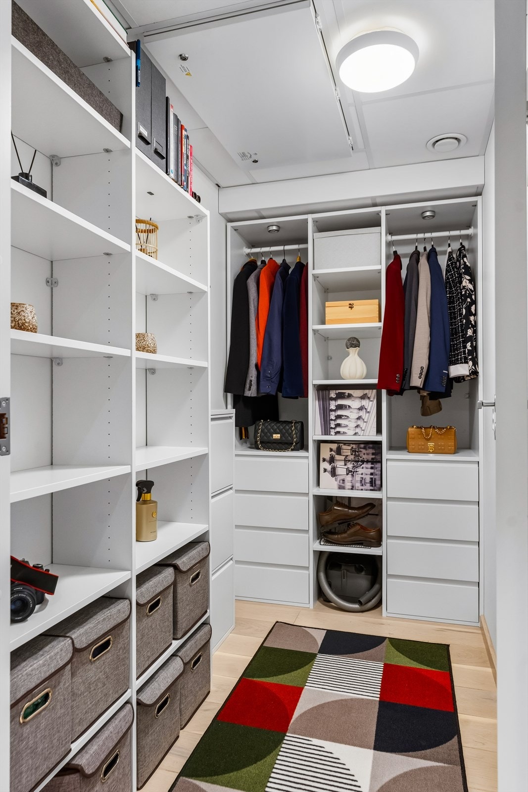 Videre er det inngang til en praktisk innvendig bod for gode oppbevaringsmuligheter. Boden er blitt innredet som et omkledningsrom med rikelig skapplass. Galleribilde