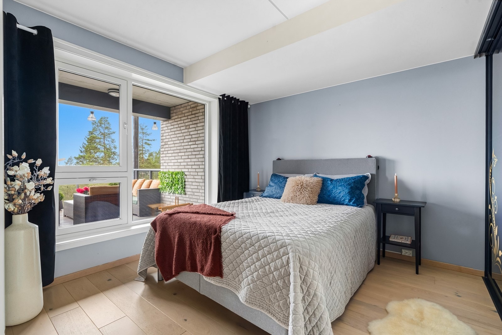 Leiligheten har ett romslig og lyst soverom, av samme gode standard og kvalitet som resten av boligen. Galleribilde