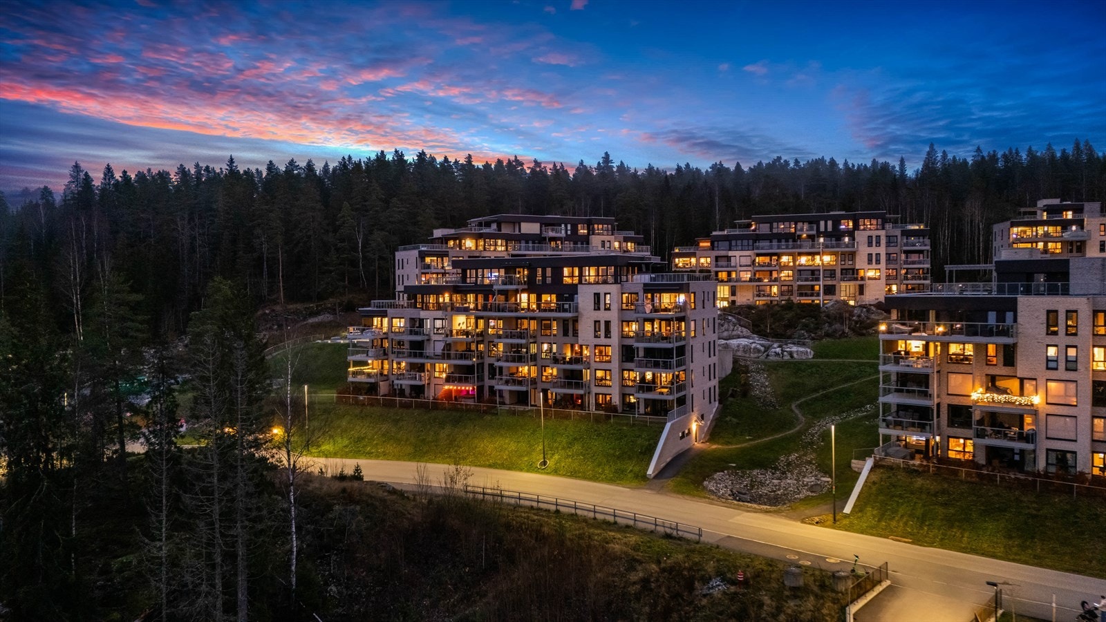 Bygget ligger svært fint til på et høydedrag, vendt ut mot et friområde. Galleribilde