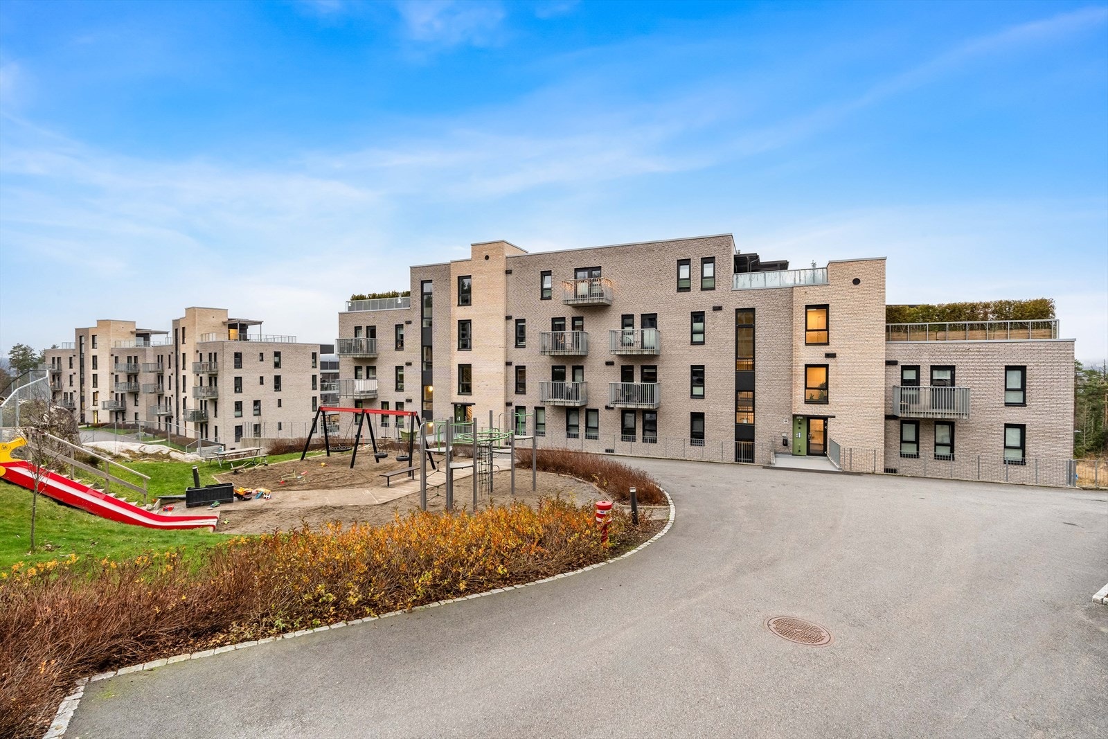 I sameiet er det flotte fellesareal som er parkmessig opparbeidet med gressplener, utelys og variert beplantning. Galleribilde