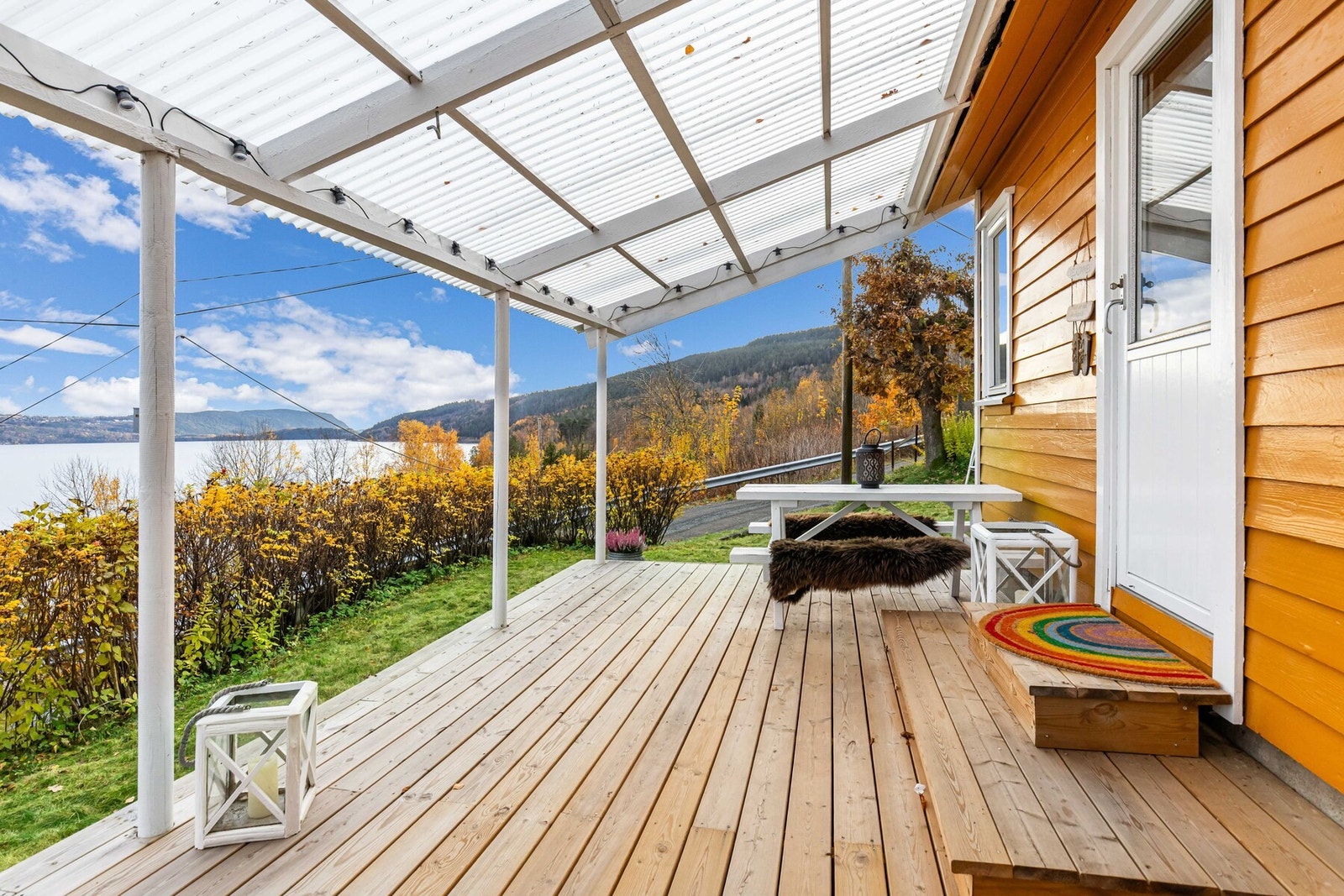 PrivatMegleren v/ Vetle Haug Kristensen har gleden av å presentere denne sjarmerende hytta rett ved fjorden med fjordutsikt, flott turterreng og stor uteplass. Galleribilde