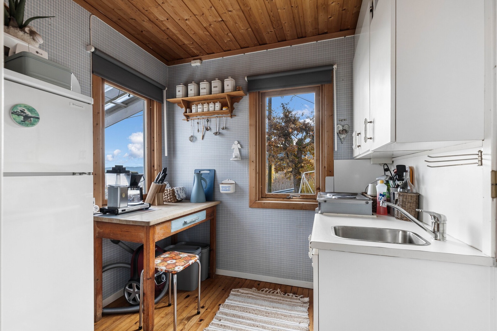 Praktisk kjøkken med klassisk innredning - alt du trenger for enkle og hyggelige måltider. Galleribilde