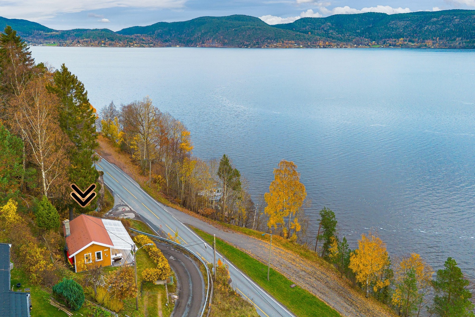 Nydelige omgivelser med vann, skog og åslandskap tett på. Galleribilde