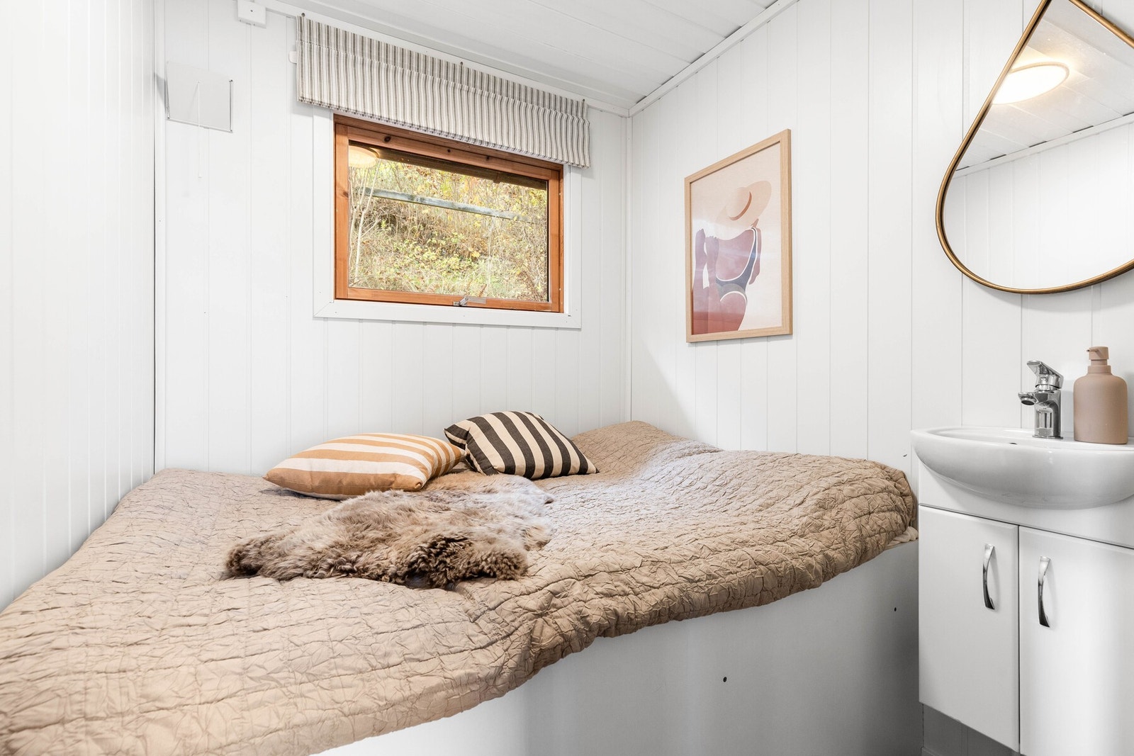 Det er lagringsplass under sengene på begge soverommene. Galleribilde