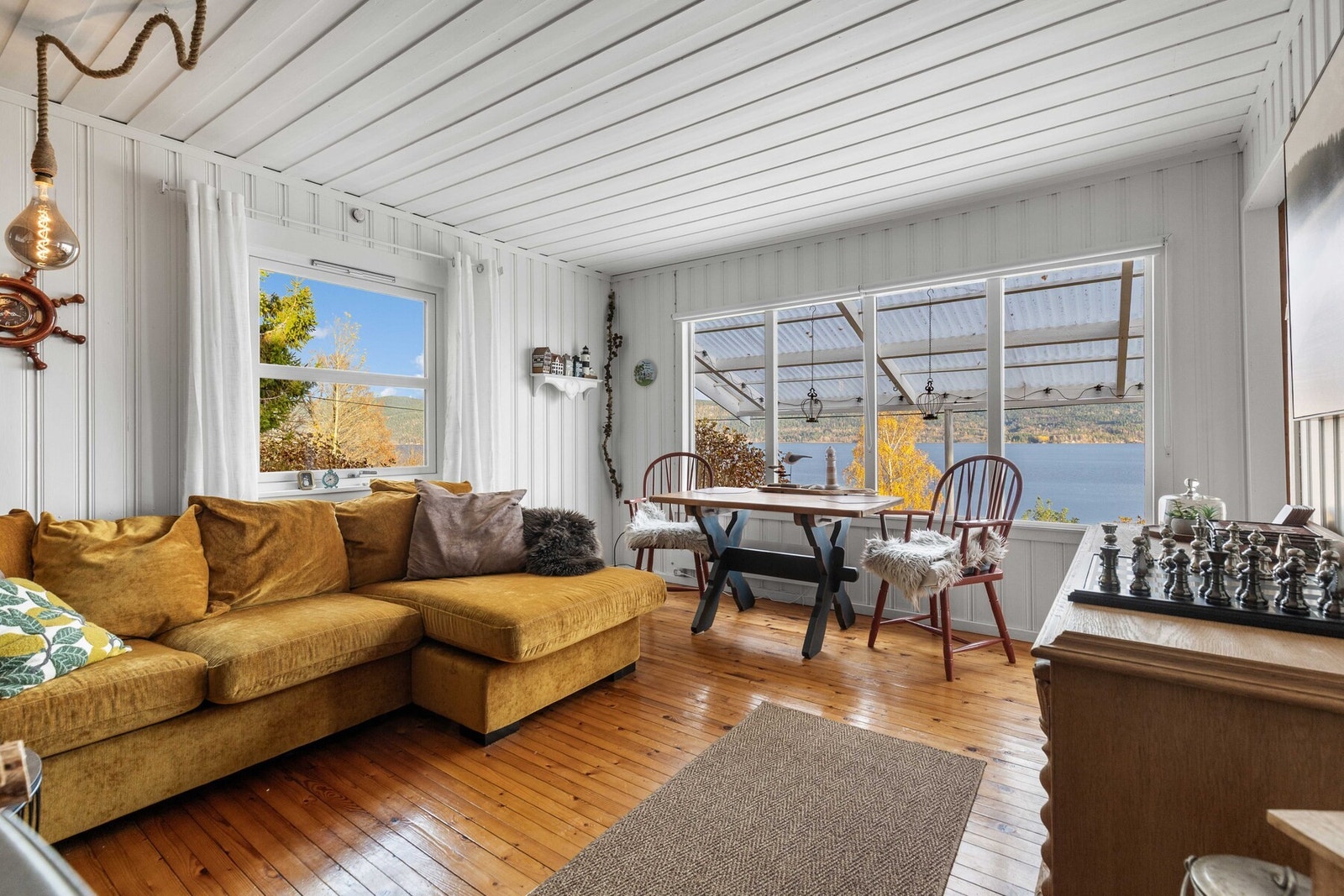 Store vinduer slipper inn godt med dagslys og rammer inn utsikten. Galleribilde