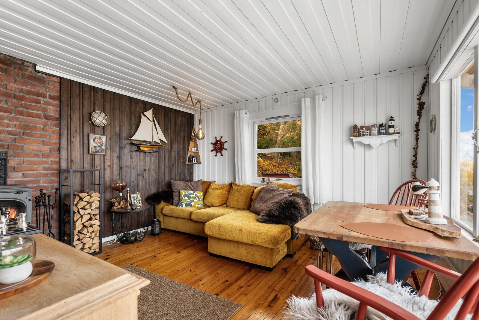 Lun og stemningsfull stue med klassisk hyttepreg. Galleribilde
