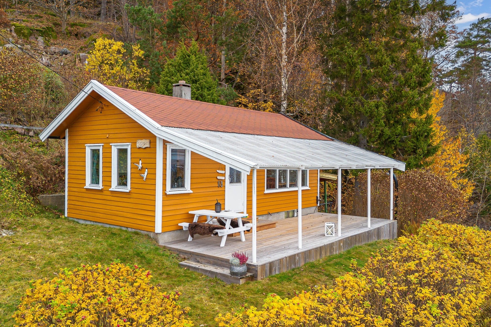 Hytta ligger høyt og fritt i terrenget - med nydelig kveldssol og rolig atmosfære. Galleribilde