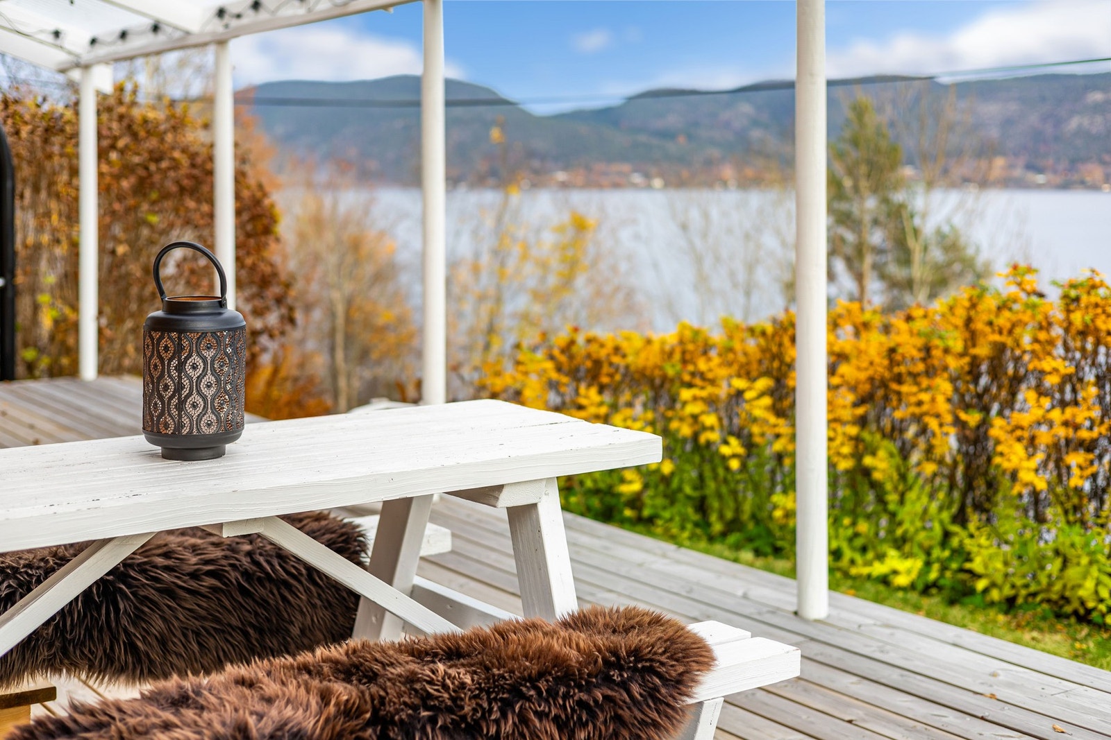 Perfekt plass for morgenkaffe eller solnedgang med noe godt i glasset. Galleribilde