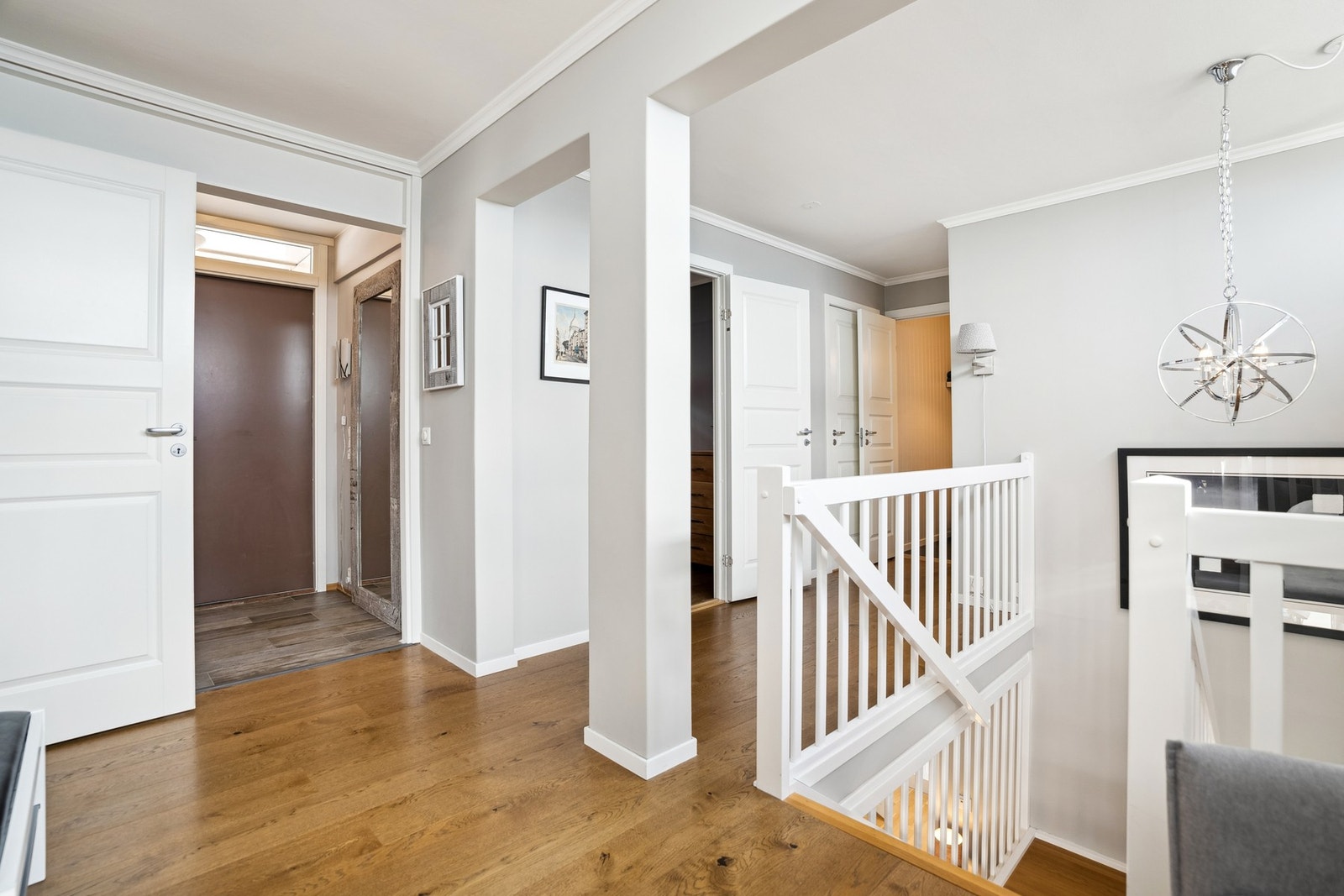 Gang med parkettgulv lagt i 2015 Galleribilde