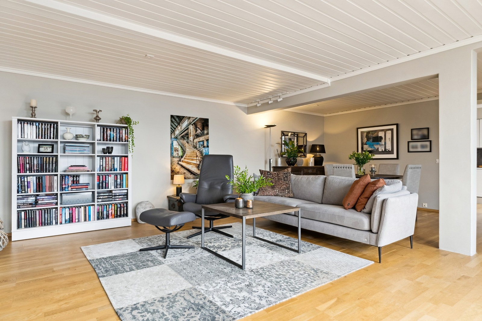 Romslig stue med parkettgulv Galleribilde