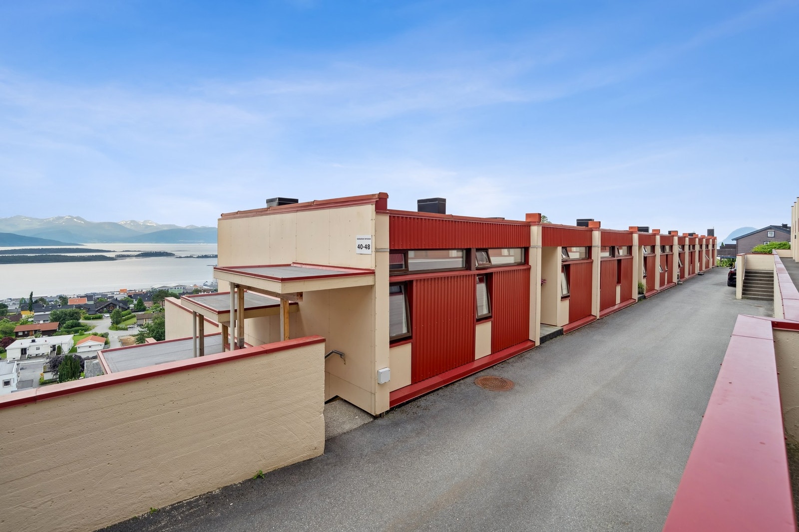 Enkel adkomst fra leilighetens bakside. Her kan du kjøre frem til døren og sette fra deg varer Galleribilde