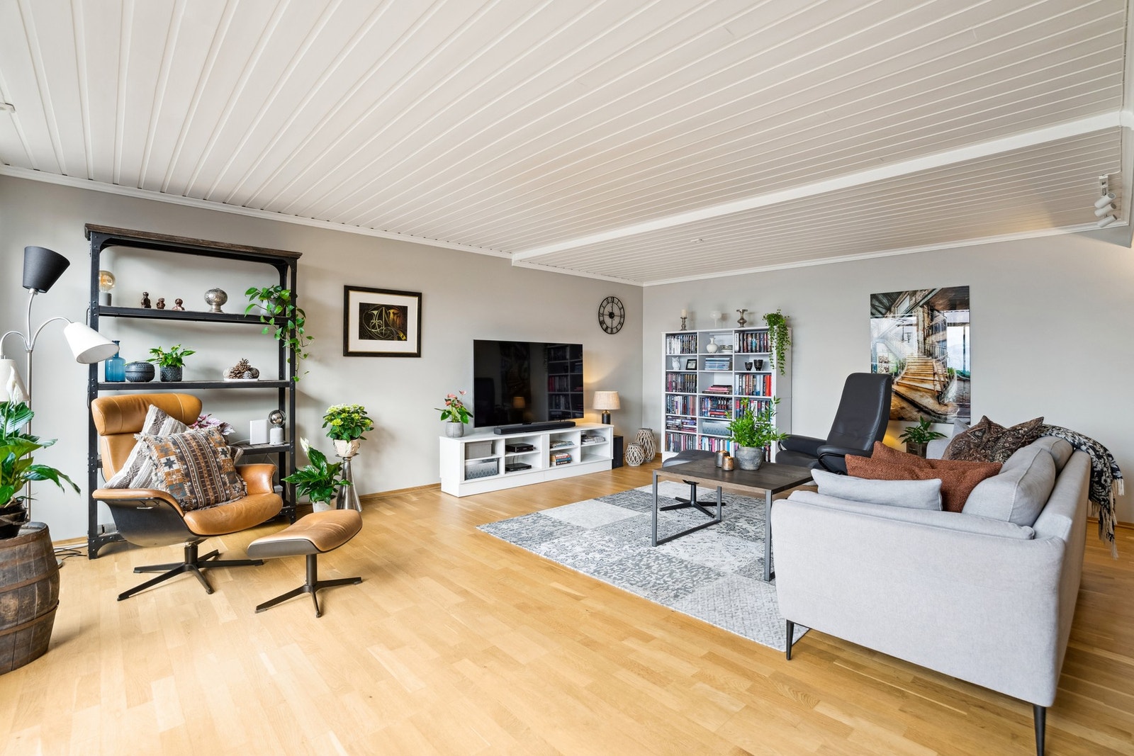 Ny parkett ble lagt i 2012 både i stue og kjøkken Galleribilde