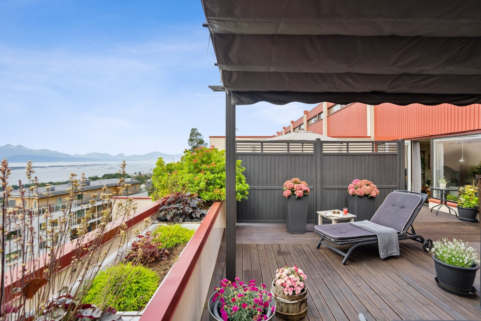 Terrasse med nytt dekke lagt i 2014, det ble da også montert levegg Galleribilde