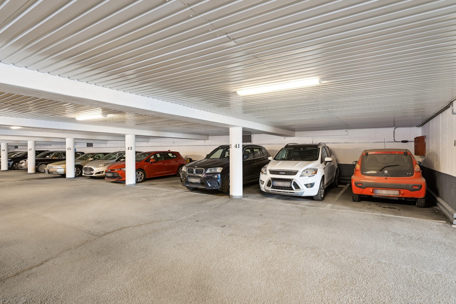 Parkeringsplass med kort vei til leiligheten Galleribilde