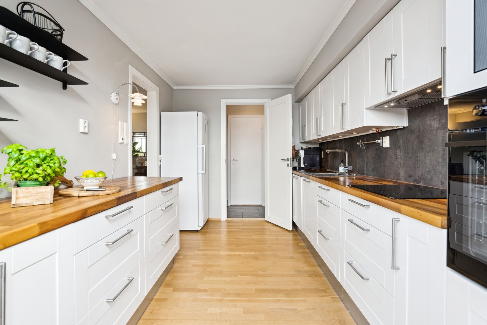 Det ble satt inn ny komfyr i 2024. Ellers integrerte hvitevarer Galleribilde