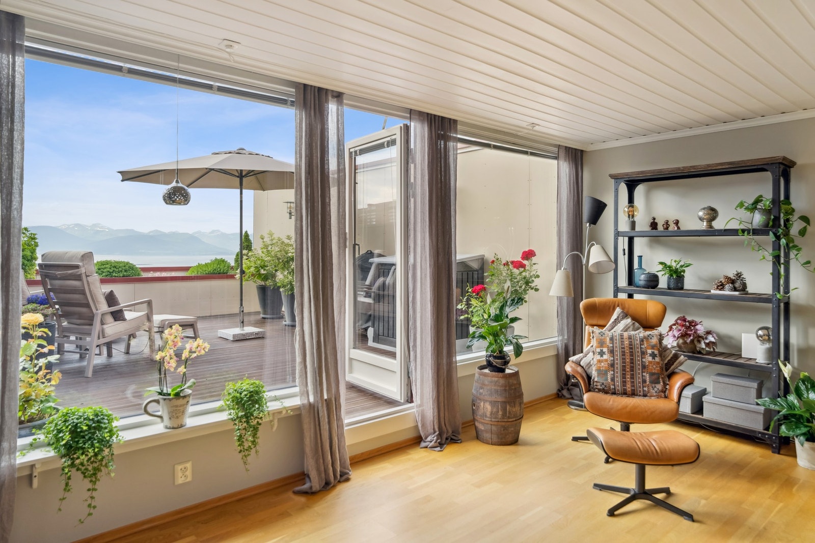 Store vindusflater gir en lys leilighet med god romfølelse Galleribilde