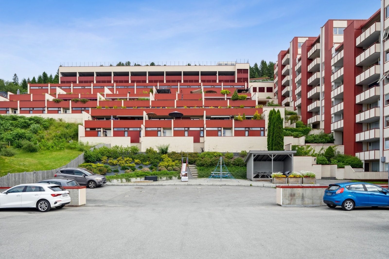 Borettslaget er etablert og drives på en god måte. Gjesteparkering i forkant av leilighetene Galleribilde