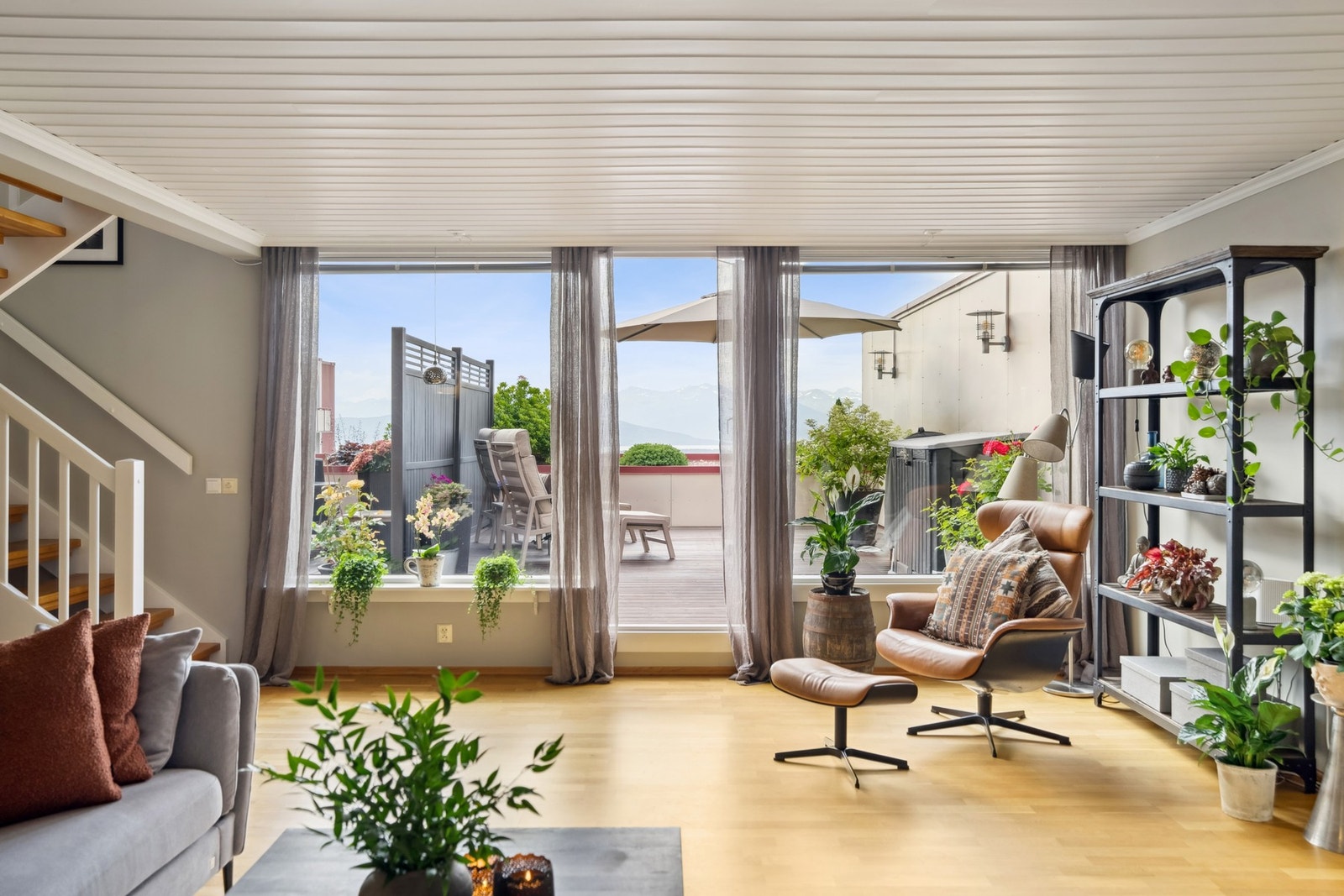 Stuen har utgang til sørvendt terrasse Galleribilde