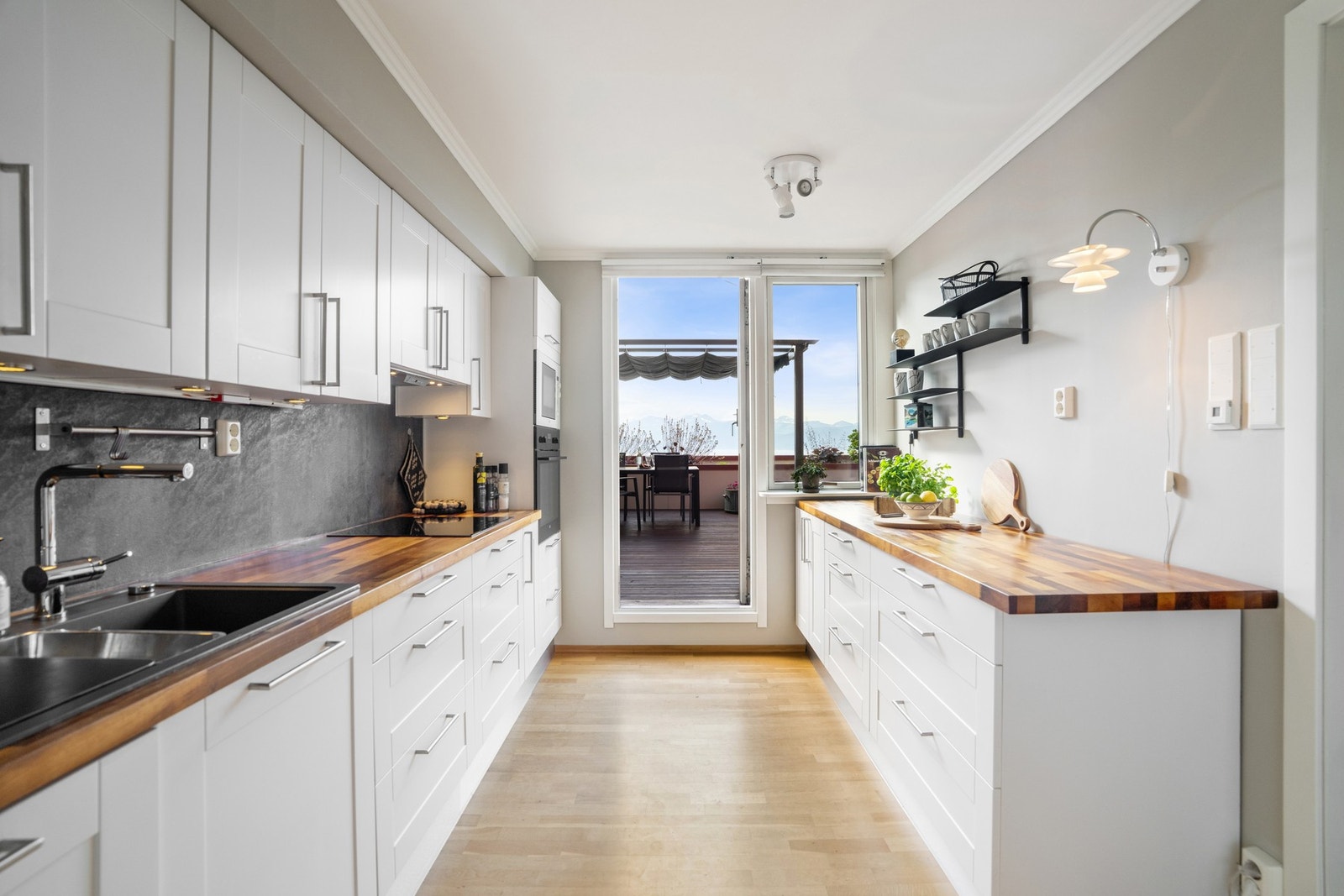 Kjøkken med utgang til terrasse. Eneste leiligheten som har fått tillatelse til dette i borettslaget Galleribilde