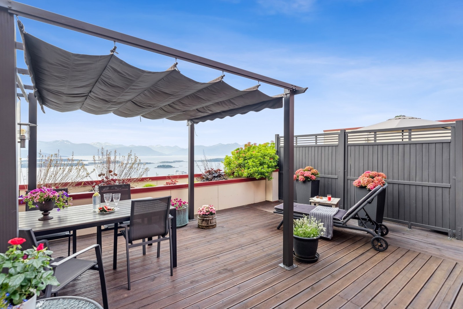 Totalt ca. 59 kvm terrasse. Det er satt opp pergola og levegg for å hindre innsyn på en god måte Galleribilde