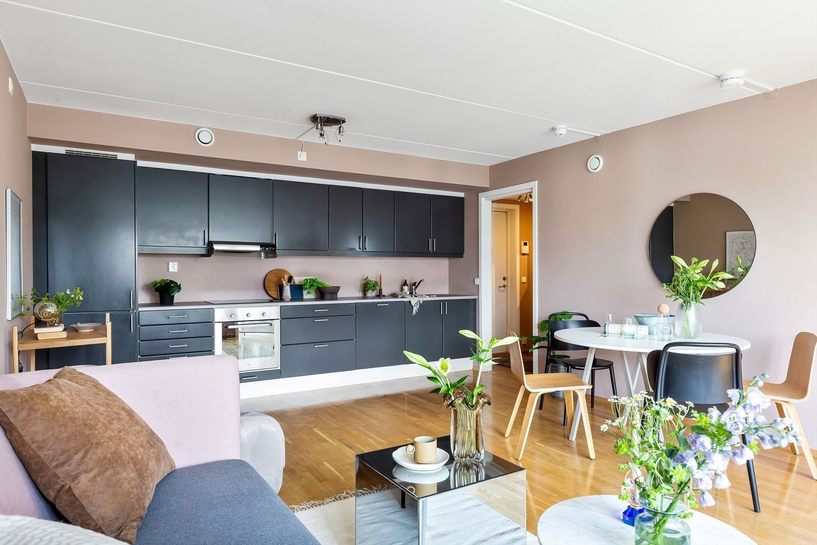 Kjøkken med mørke fronter med integrerte hvitevarer. Galleribilde