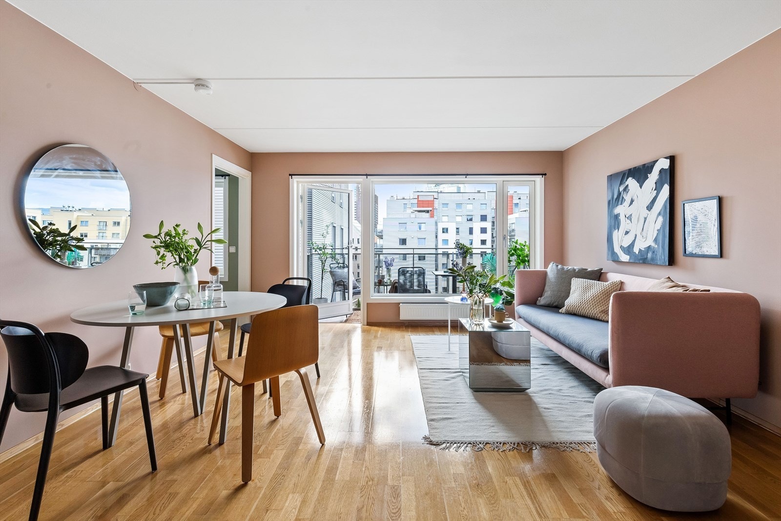 Leiligheten er malt i freshe farger og fremstår som lys og fin. Galleribilde