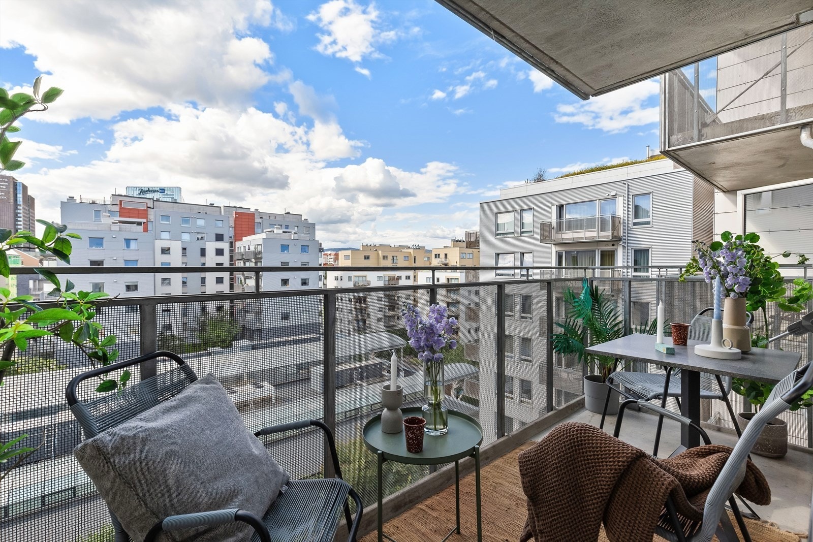 Fint utsyn fra 7.etasje. I bygget er det heis samt at det medfølger bod. Galleribilde