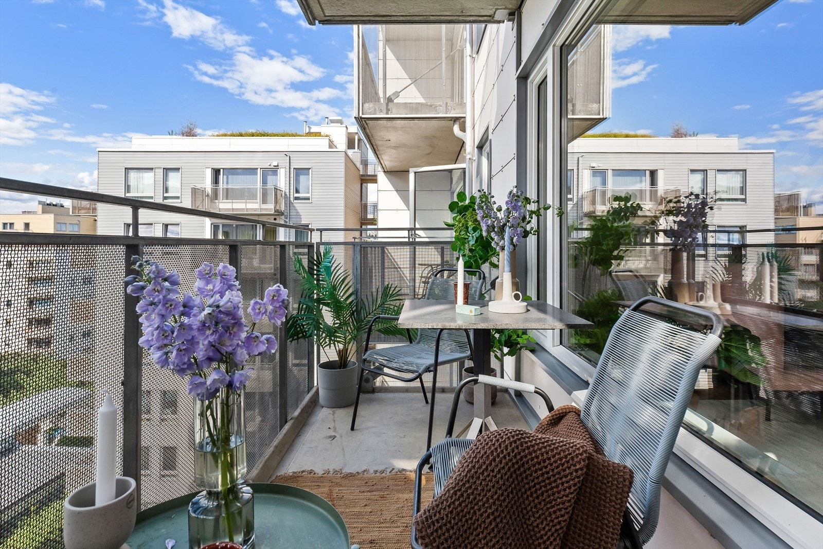 Nordvestvendt balkong med gode solforhold. Galleribilde