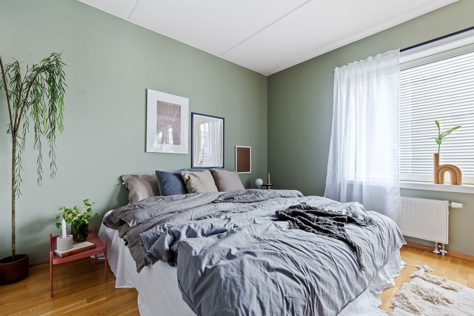 Soverommet har god plass til nattbord på begge sider og stort vindu med mye naturlig lys. Galleribilde