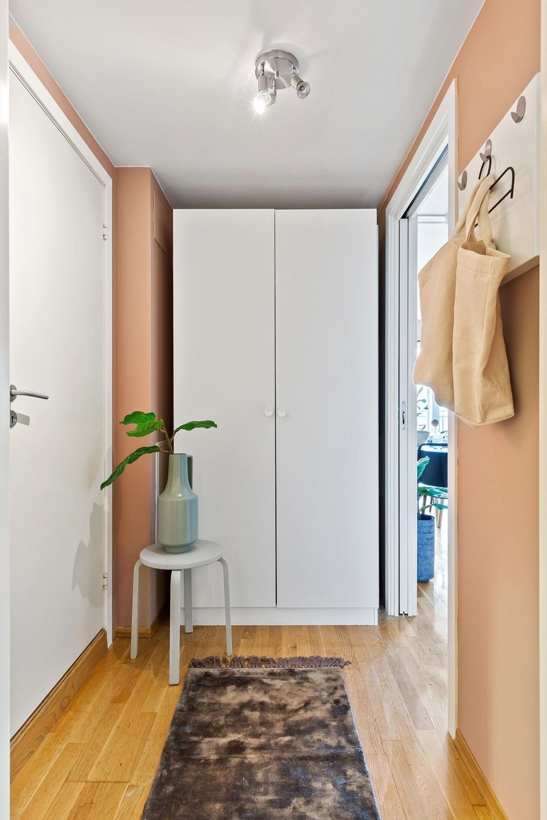 Entré med plass til jakker og sko. Galleribilde