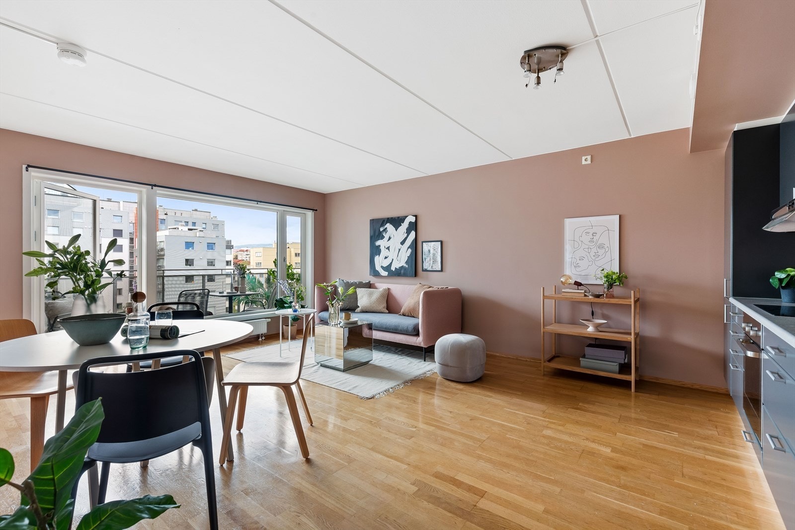 Inkludert i leien er tv, varmtvann og fyring. Galleribilde