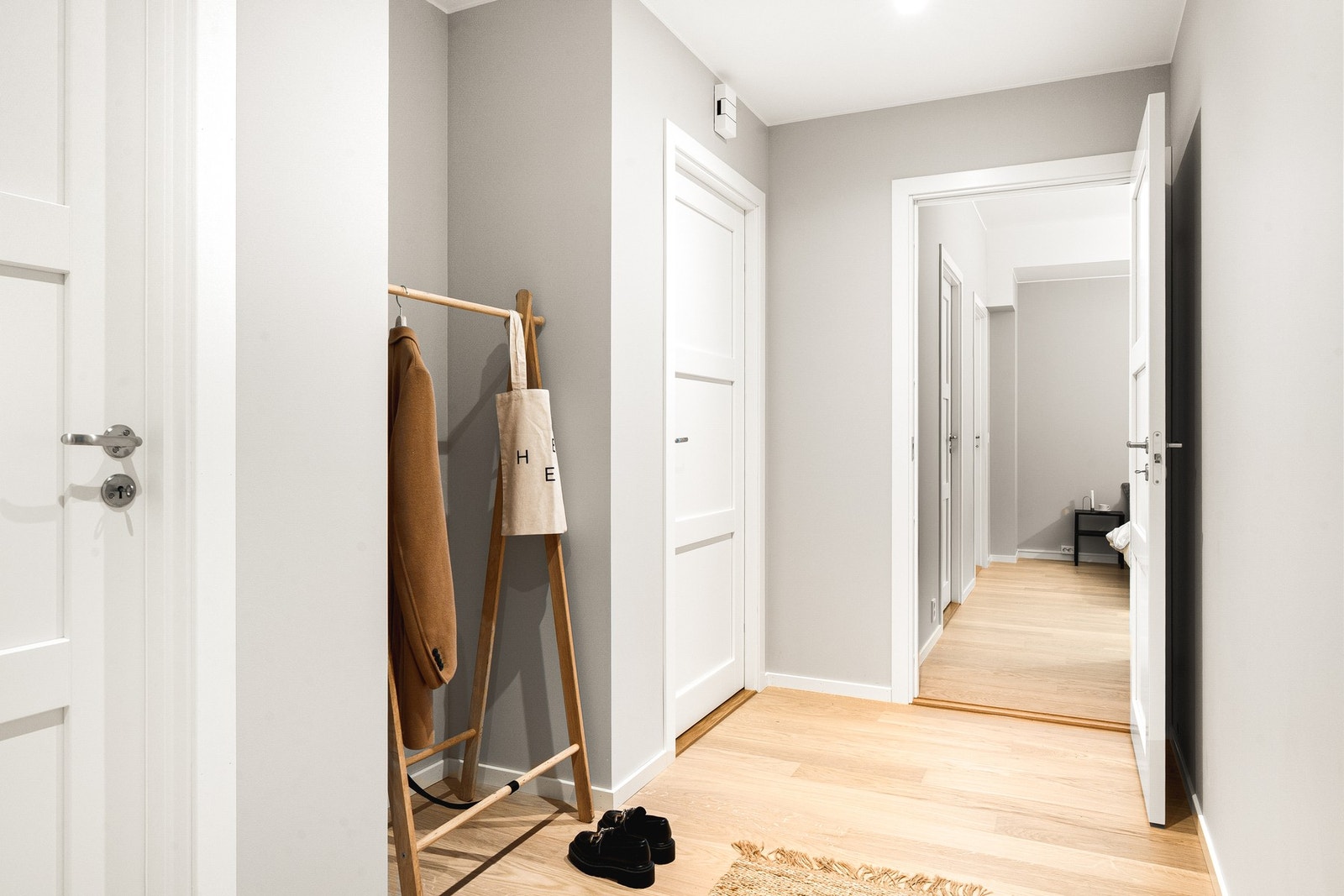 Romslig entré med plass til oppbevaring av yttertøy og sko. Praktiske fliser med varmekabler gir et lunt førsteinntrykk. Galleribilde