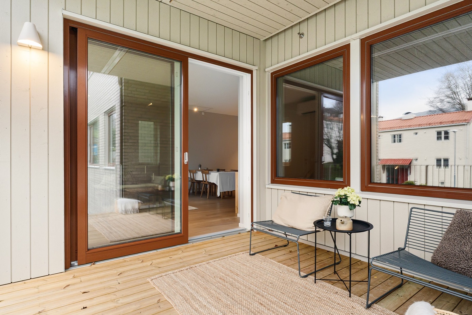 Fra stuen er det utgang til en solrik vestvendt balkong på ca. 10 kvm. Galleribilde