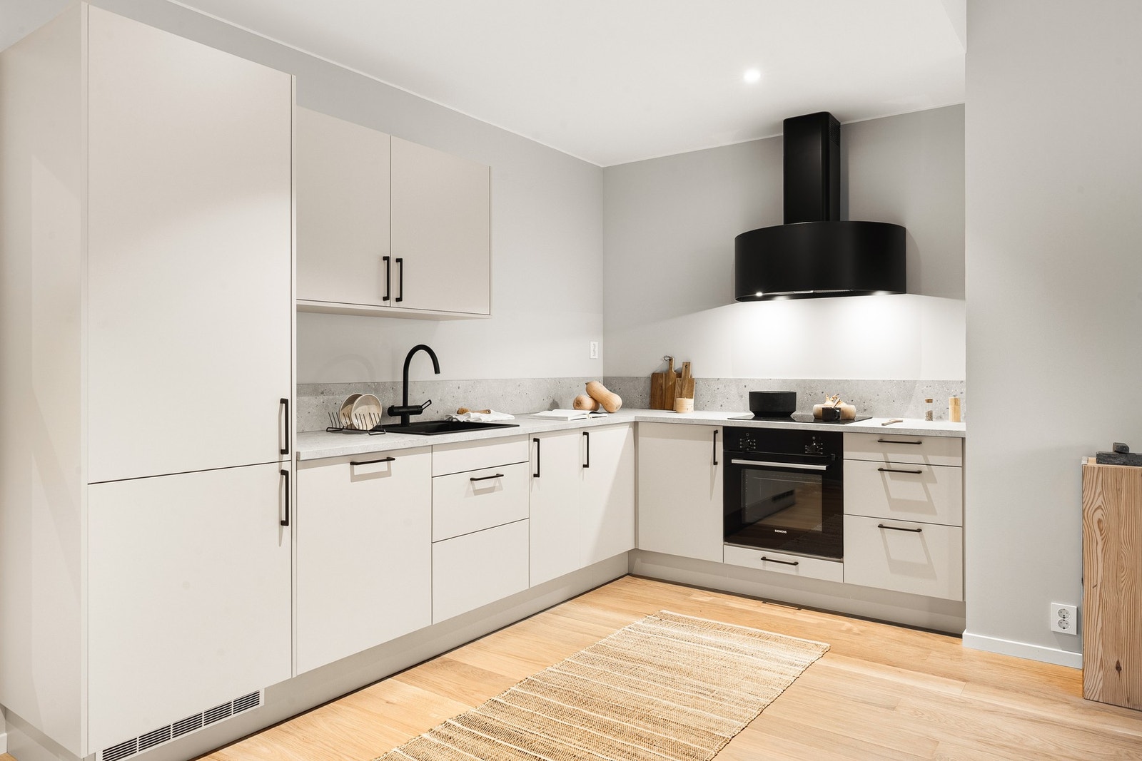 Kjøkkenet er moderne og funksjonelt, rikelig skapplass og integrerte hvitevarer. Galleribilde