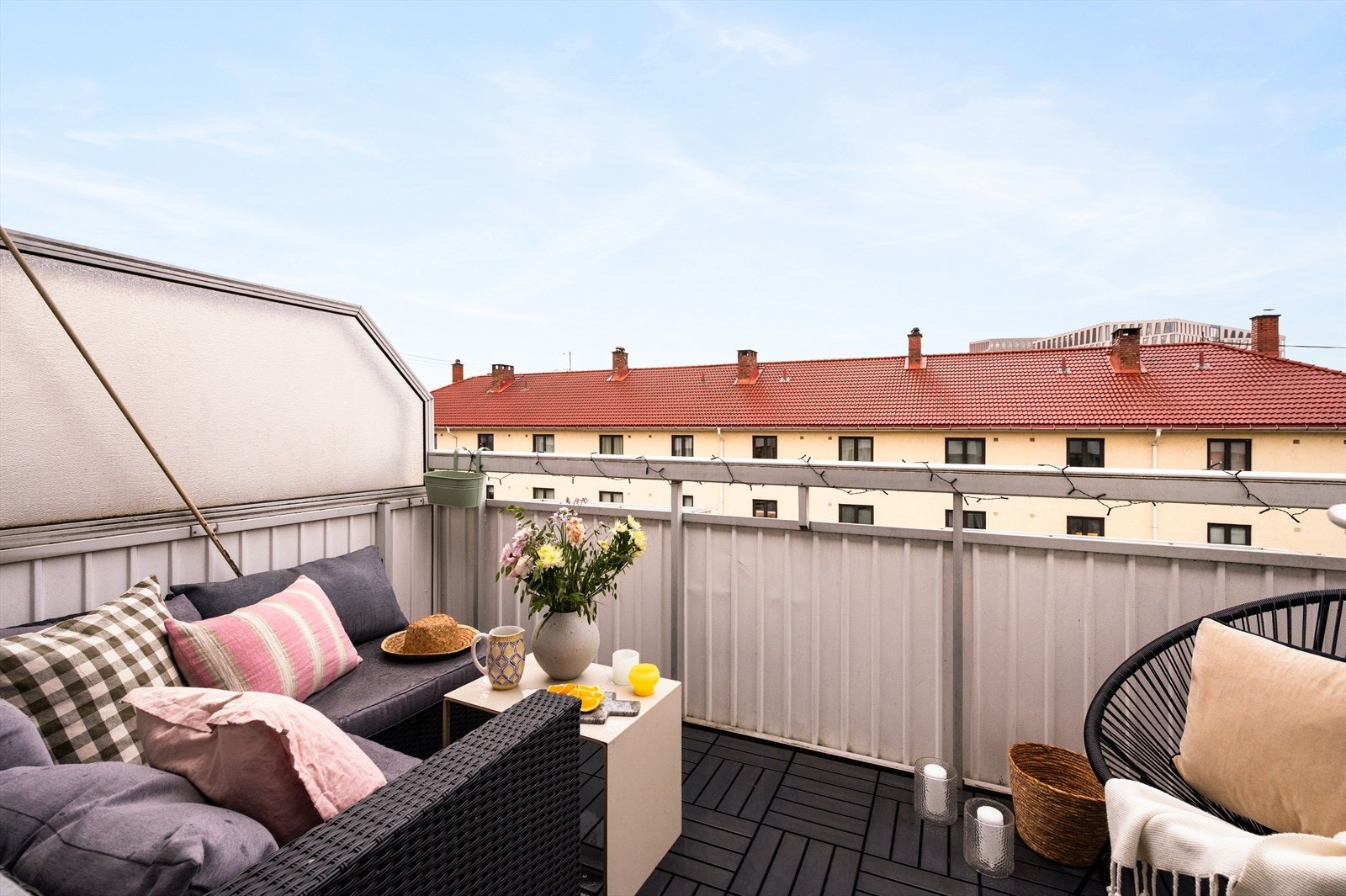 Her får du en lys og gjennomgående 3-roms toppleilighet med flott planløsning og hyggelig balkong. Galleribilde