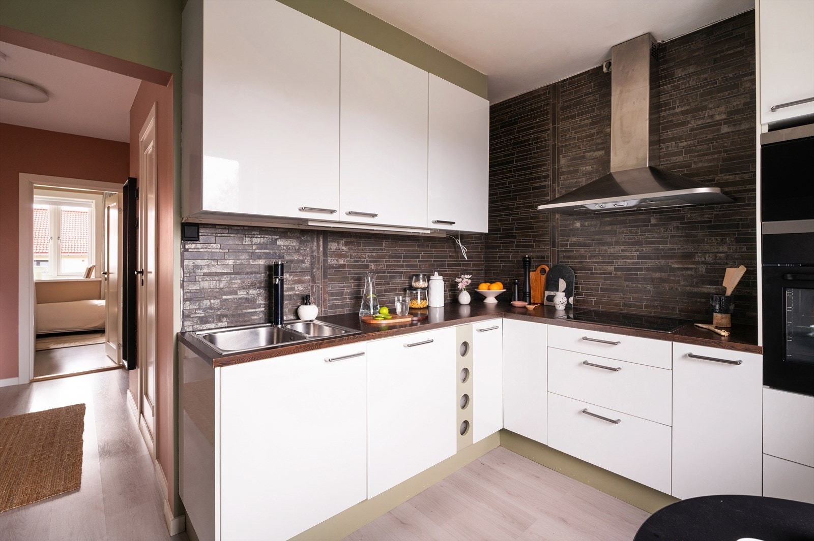 Kjøkkenet har innebygget stekeovn og mikroovn i høyskap, integrert oppvaskmaskin og frittstående kjøleskap/fryser. Galleribilde