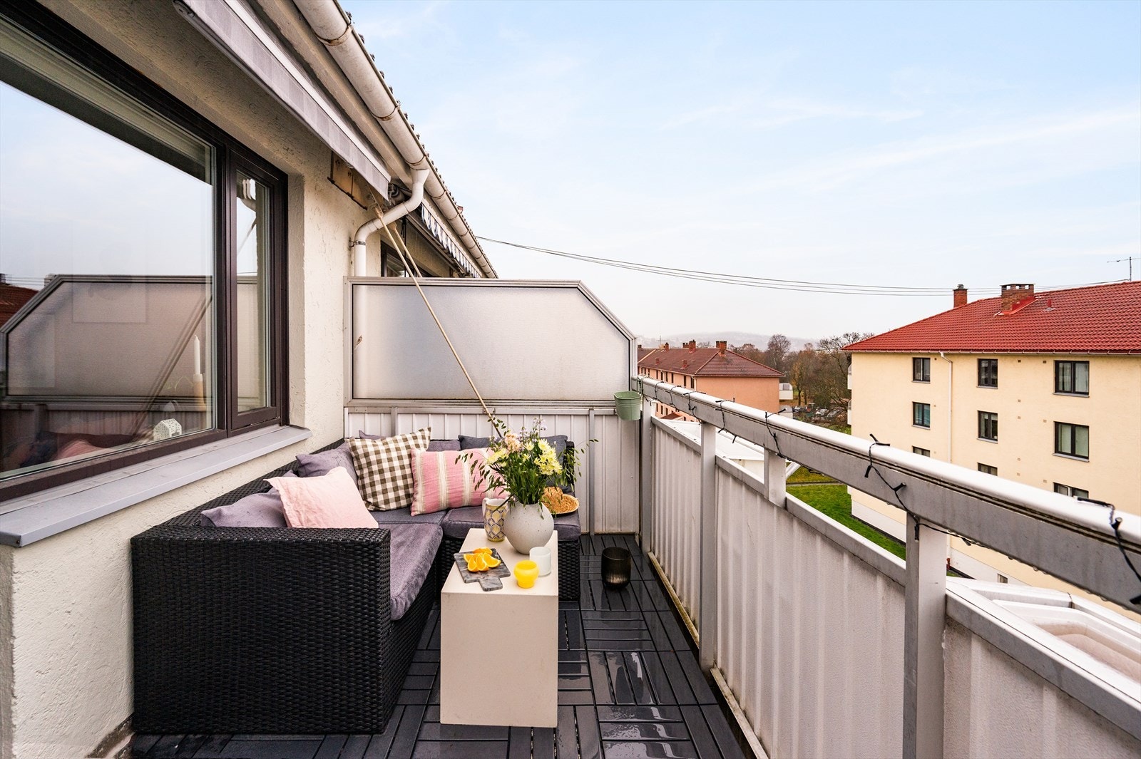 Balkongen er på hele 8 kvm og fungerer utmerket som en forlengelse av leiligheten i sommerhalvåret. Galleribilde