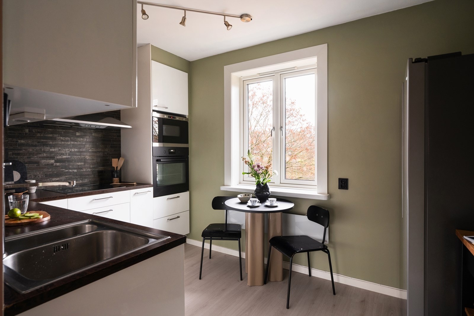 Kjøkkenet ligger separat fra stuen og har plass til et mindre spisebord. Galleribilde