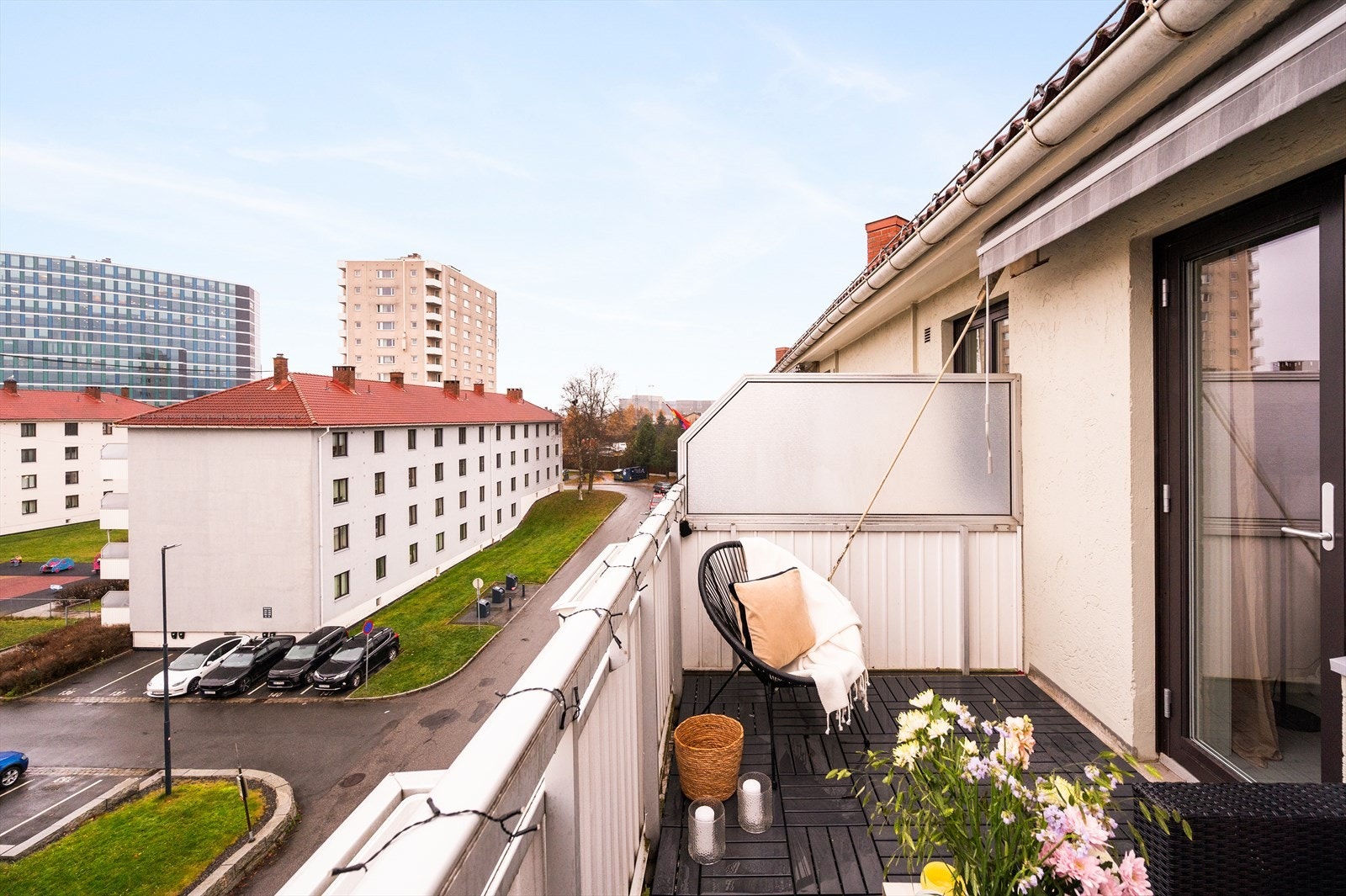 God plass til sittegruppe, grill og beplanting. Galleribilde