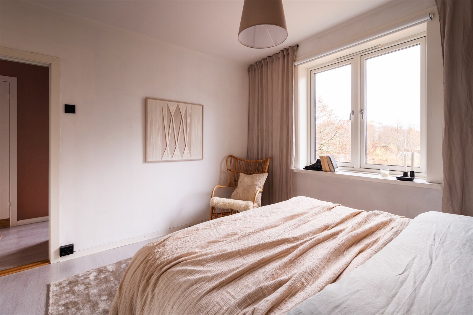 Det er videre plass til kommode / kontorpult. Galleribilde