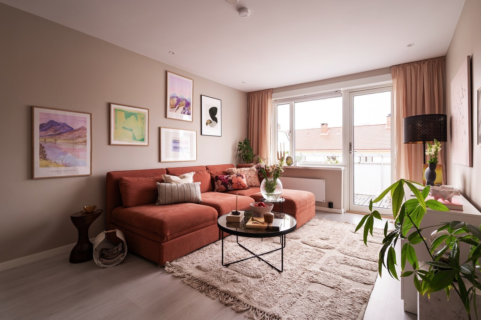 Stuen er malt i en lun og moderne fargetone. Downlights montert i himling. Galleribilde