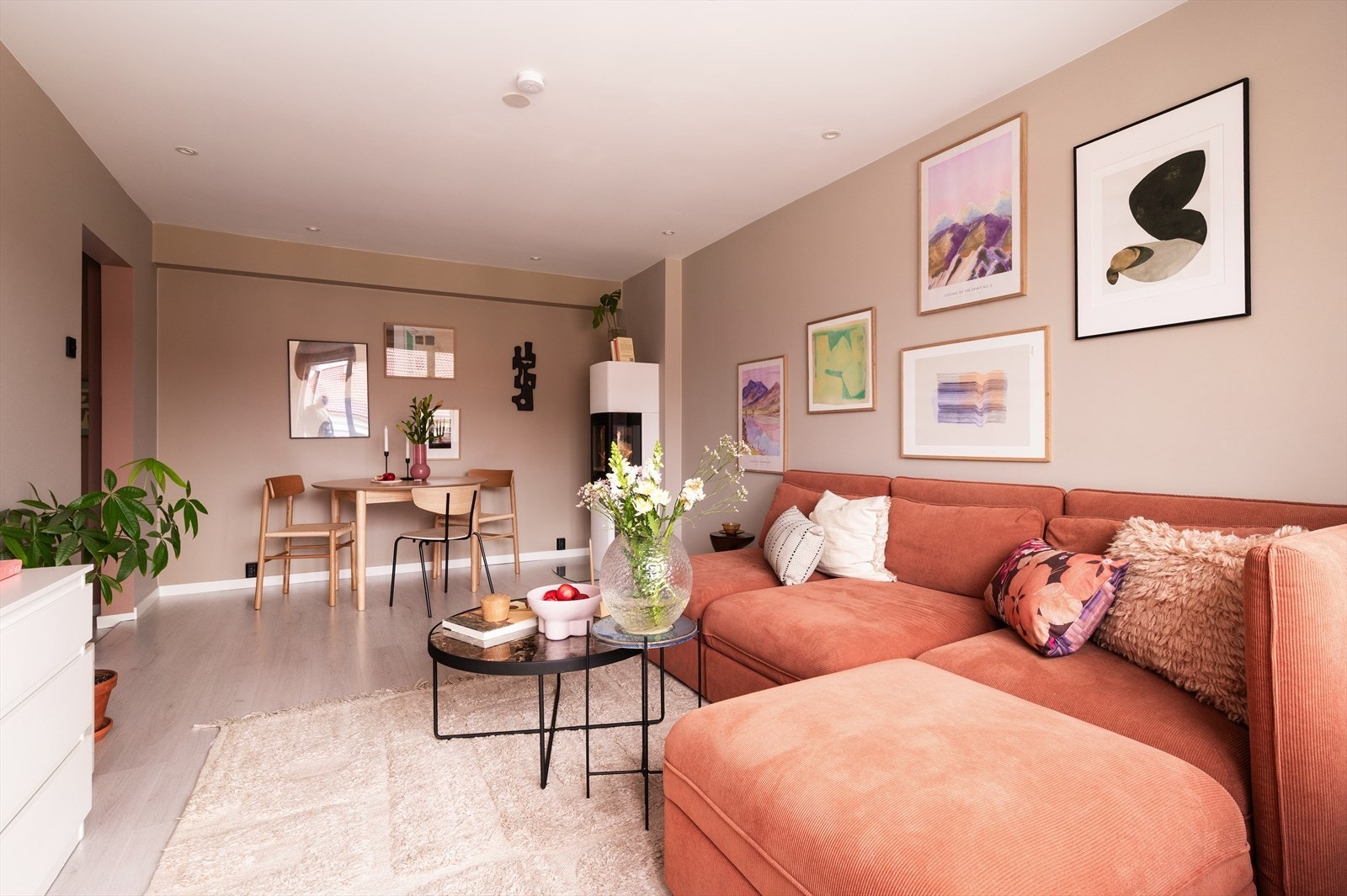 Stuen har videre rom for spisebord for hyggelig sammenkomster. Galleribilde